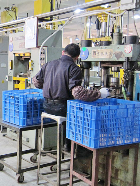 工人操作機(jī)器